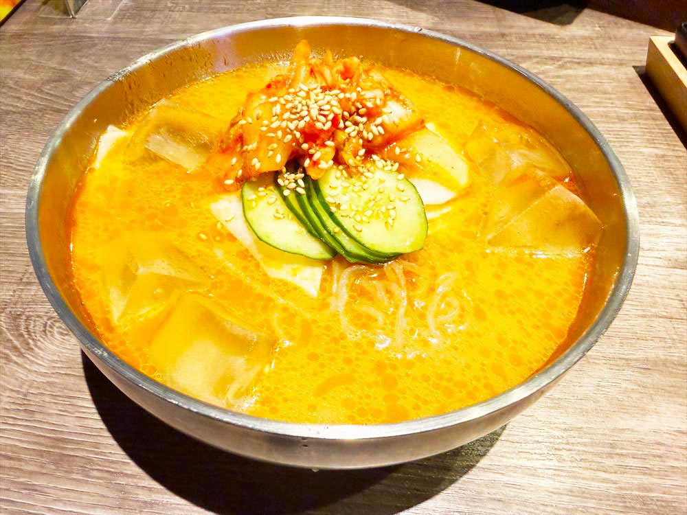 氷入りでキンキンに冷えた韓国冷麺