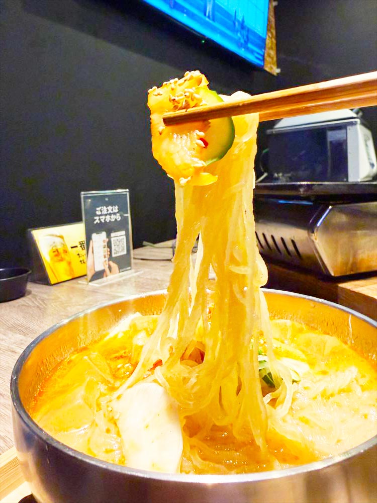 箸で持ち上げた韓国冷麺