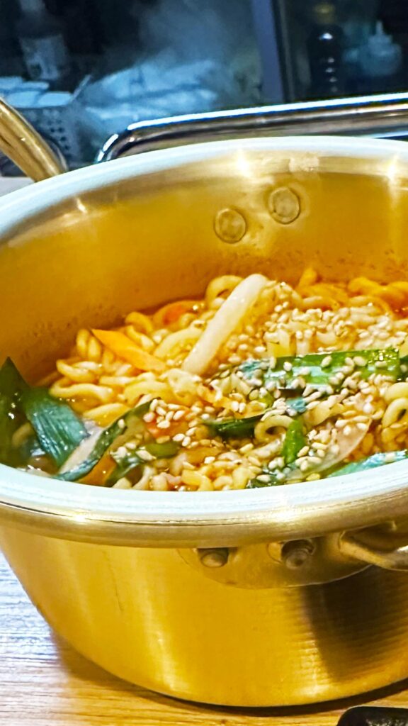 韓国ラーメンと一緒に楽しむキンパ