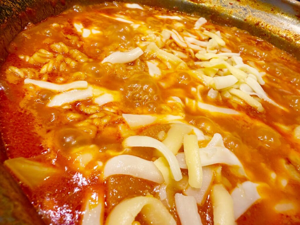 コプチャンチョンゴルのシメ！　麺！チーズトッピングが最強！