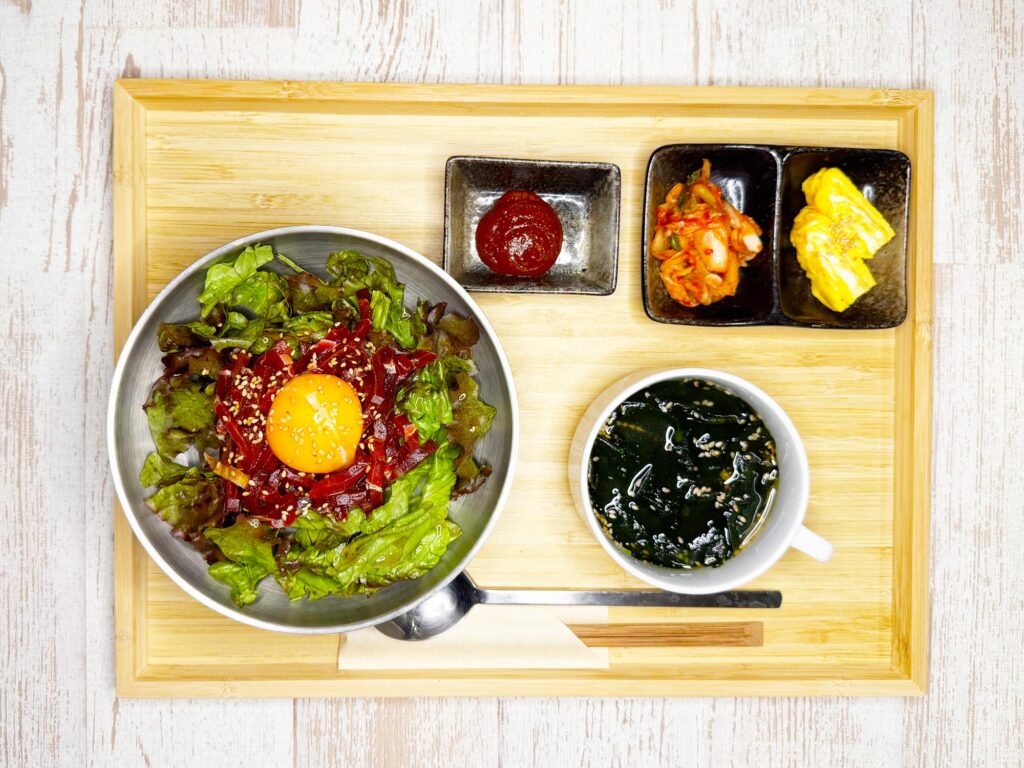 馬刺し赤身ユッケランチ1580円のセット内容