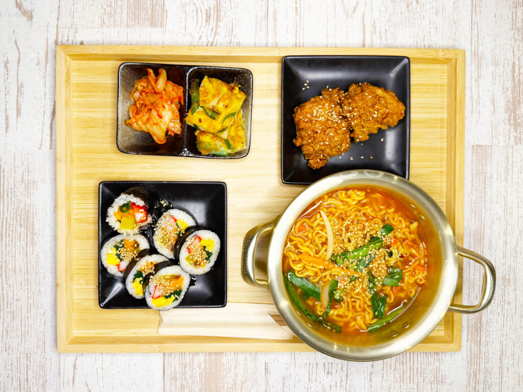 韓TARASHI熊本下通店のラーメン&キンパセット
