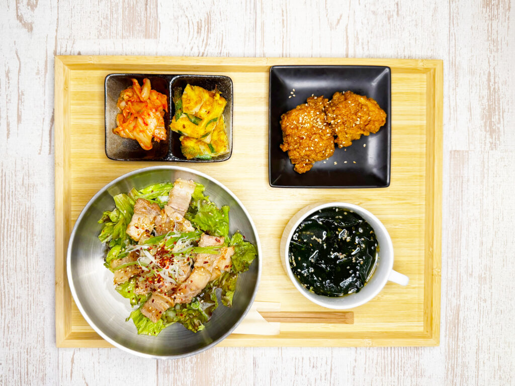サムギョプサル丼と韓国チキン・チヂミのセット