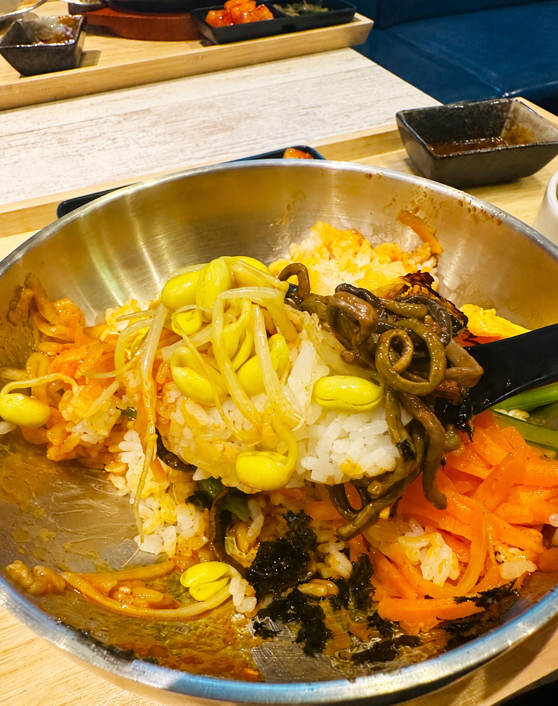 具材とご飯を混ぜ合わせたビビンバ