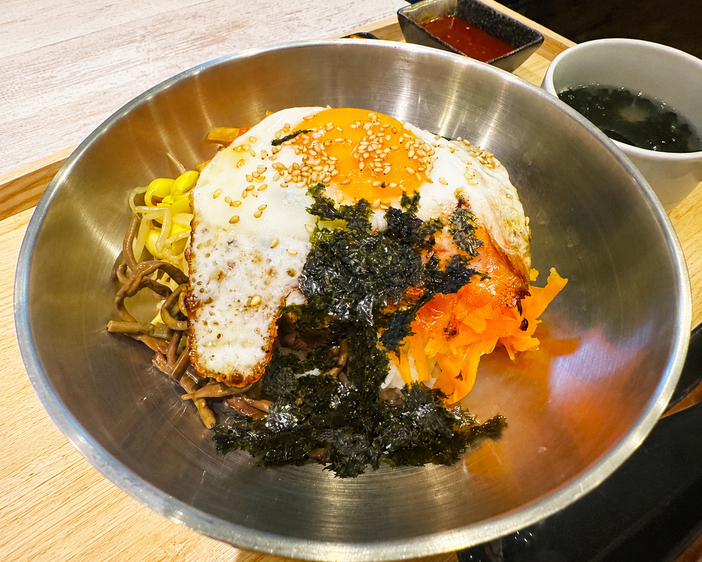 ナムルと目玉焼きを盛り付けたビビンバ
