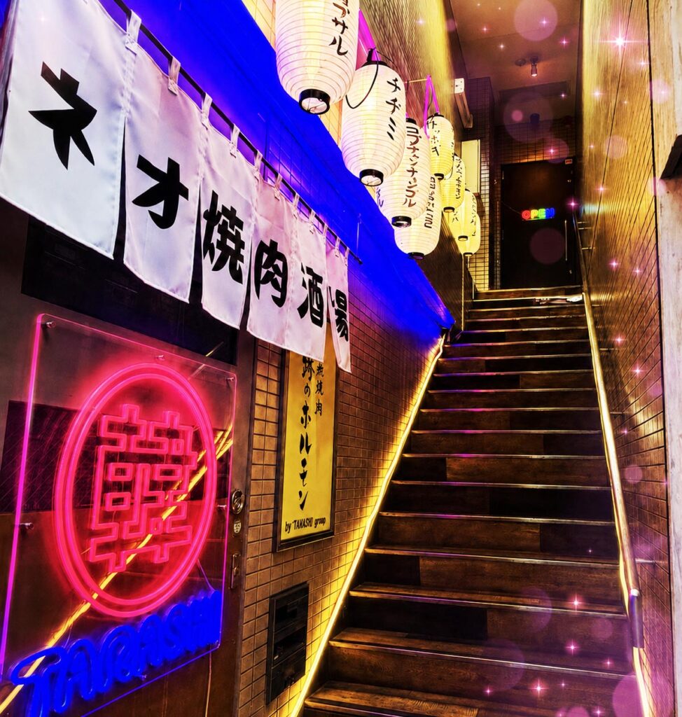 韓TARASHI熊本下通店のネオンと提灯が並ぶ入口階段