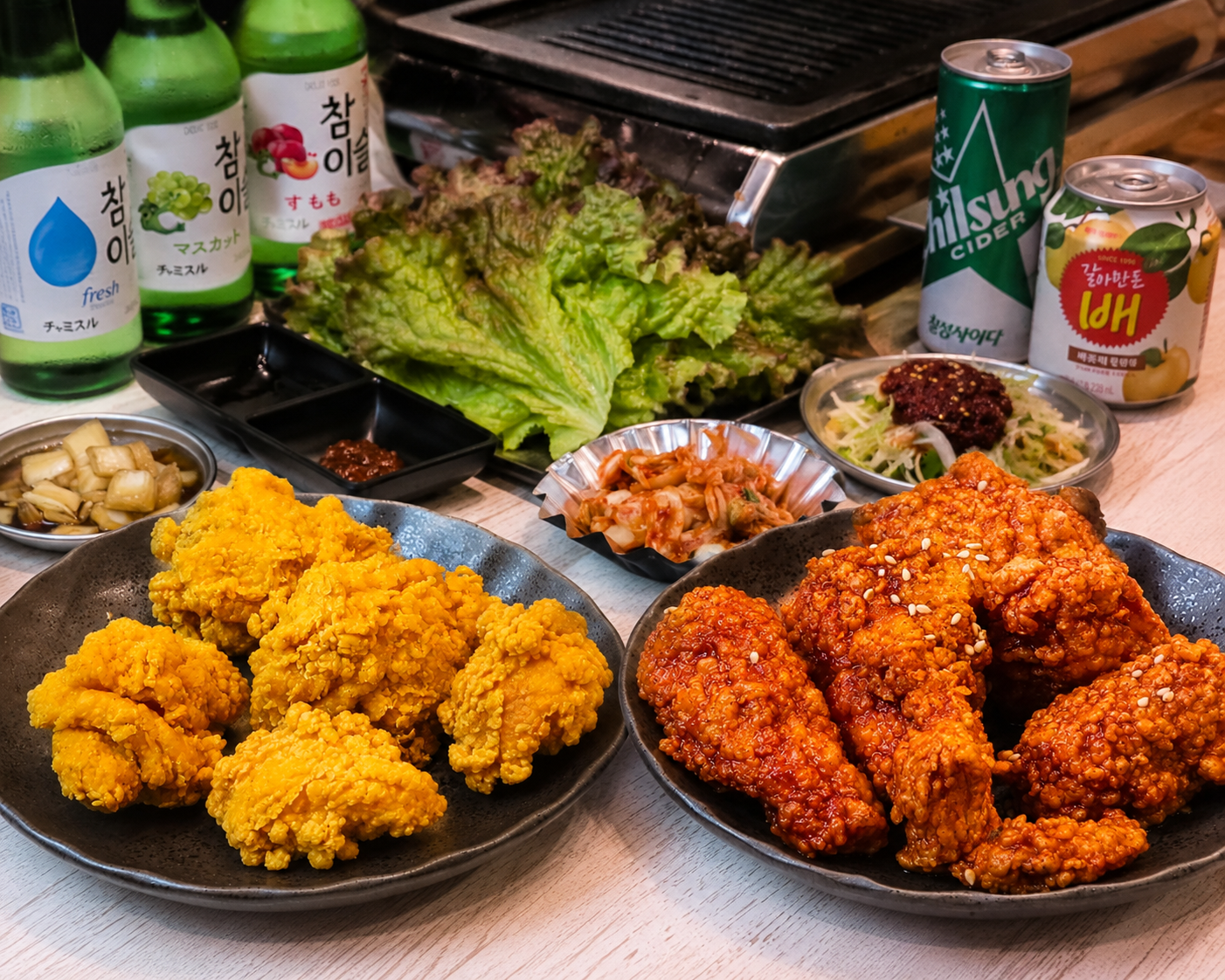 オリジナルとヤンニョムの韓国フライドチキンと韓国ドリンク