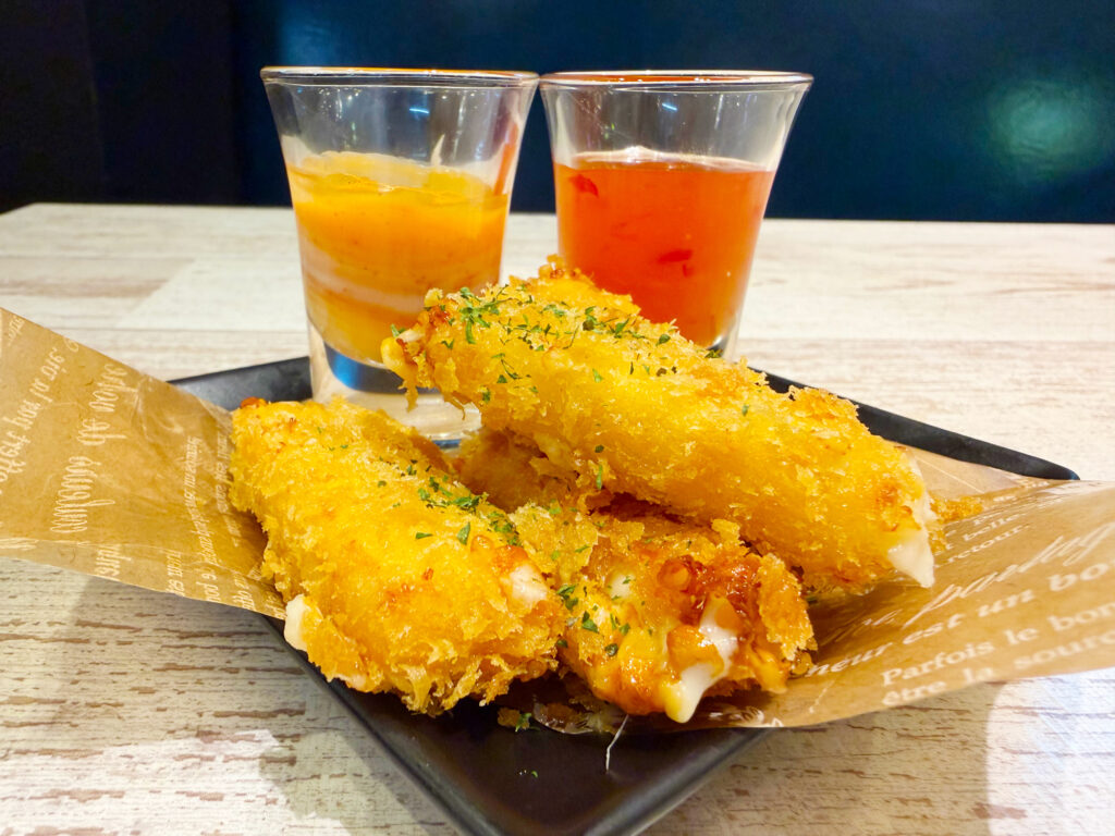 ディップソース付きのチーズスティック